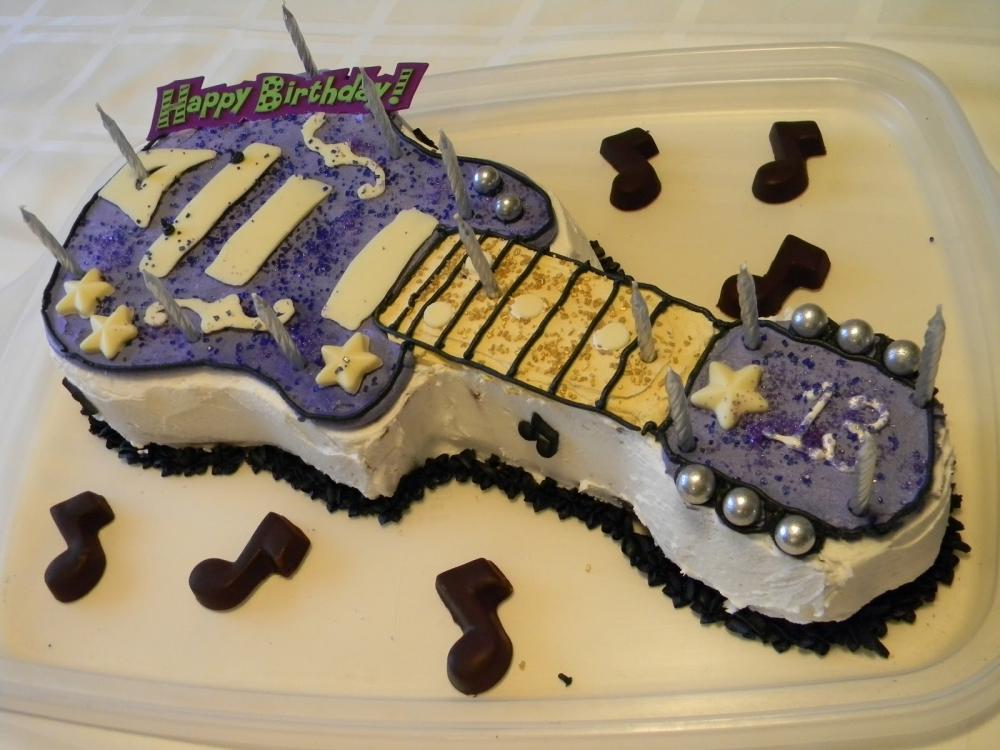 7-amazing-guitar-birthday-cake-london.jpg